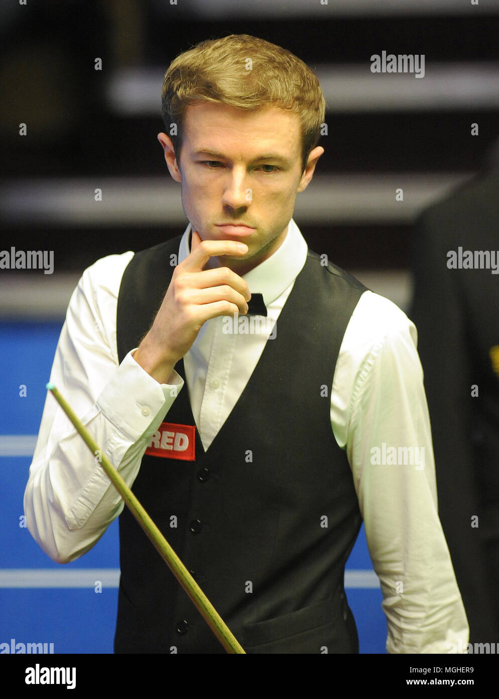 Jack Lisowski in action during his match against John Higgins during day eight of the 2018 Betfred World Championship at The Crucible, Sheffield Stock Photo