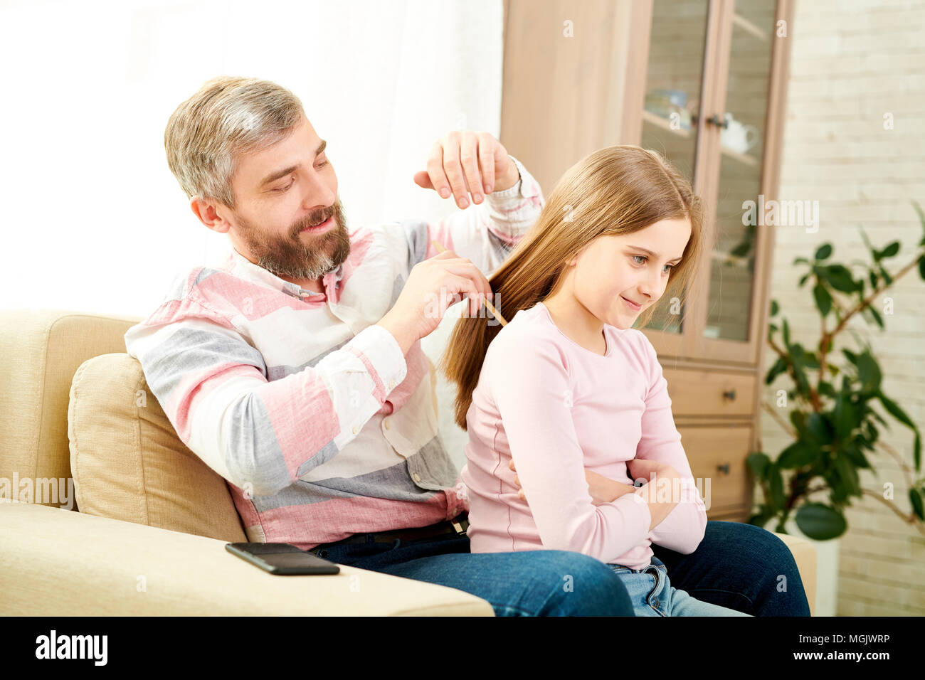 Папа обнимает дочь. Папа целует дочку. Дочка заплетает папу. Обнимает ребенка. Девочка целует папу.