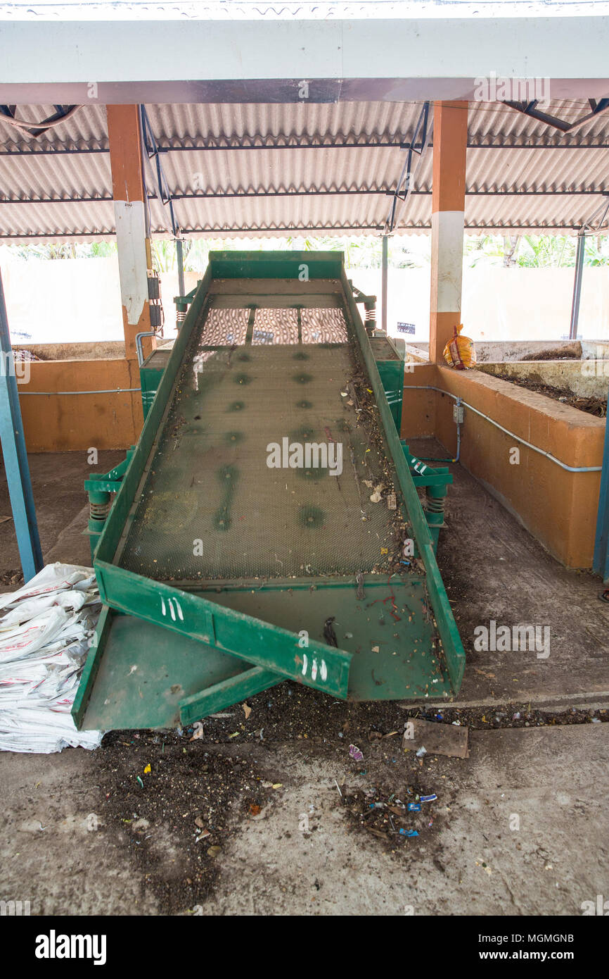 Conveyor belt for disposing sifting compost, the final form of recycled