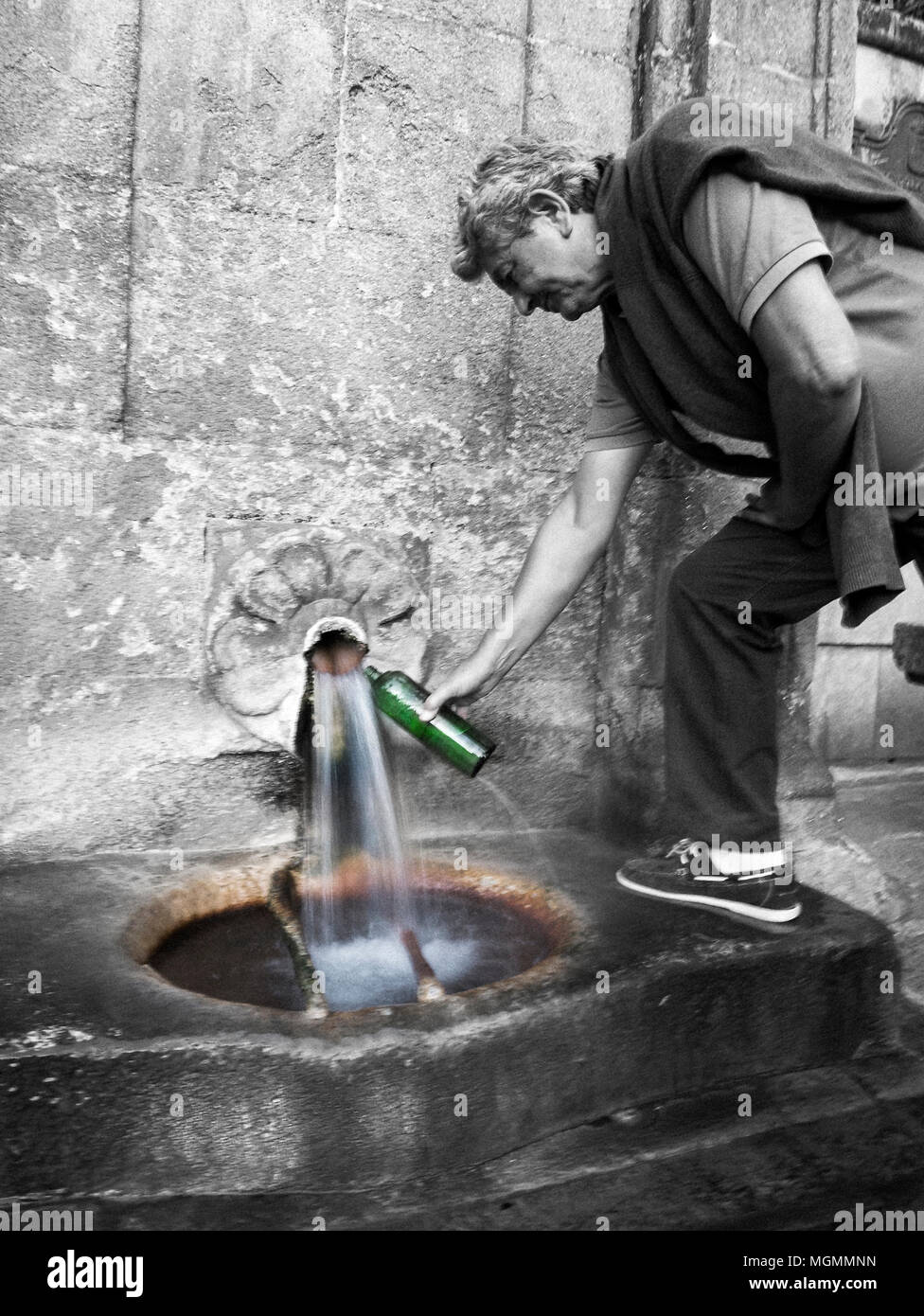 POZ, POLONIA - 19 de abril de 2021: Saguaro agua para niños en una botella  de plástico en un parque Fotografía de stock - Alamy