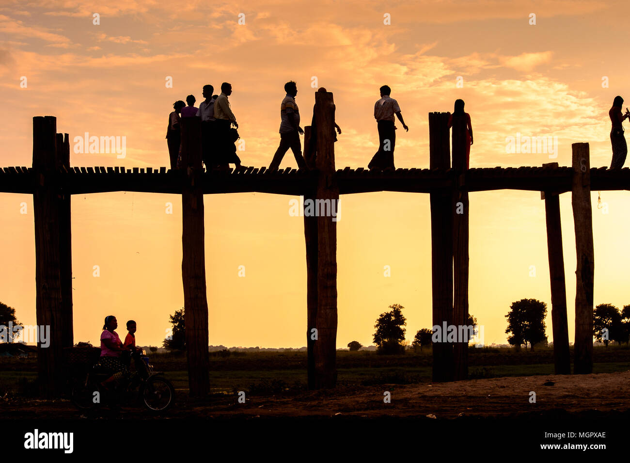 U Bein Bridge over the Taungthaman Lake, the oldest and longest ...