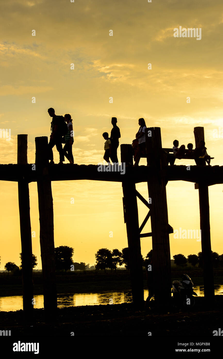 U Bein Bridge over the Taungthaman Lake, the oldest and longest ...