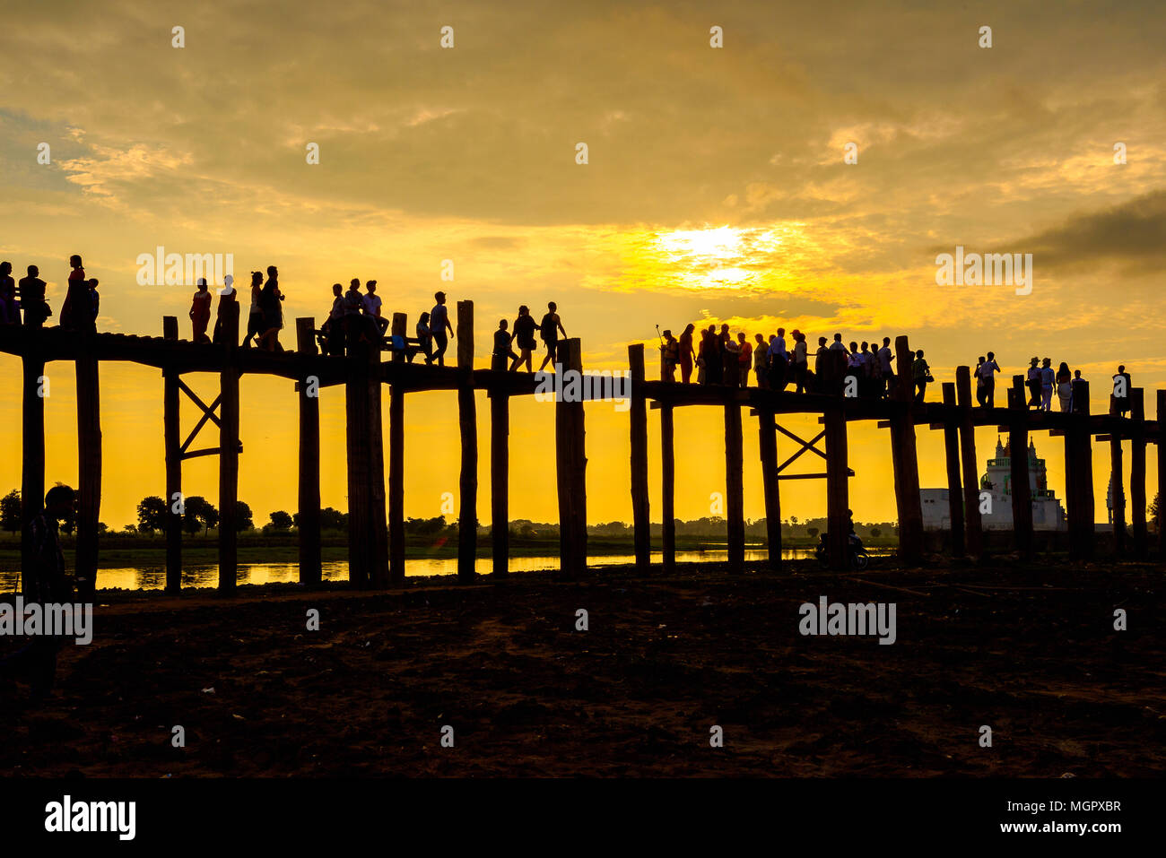 U Bein Bridge over the Taungthaman Lake, the oldest and longest ...