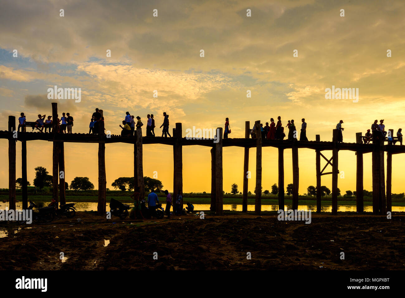 U Bein Bridge over the Taungthaman Lake, the oldest and longest ...