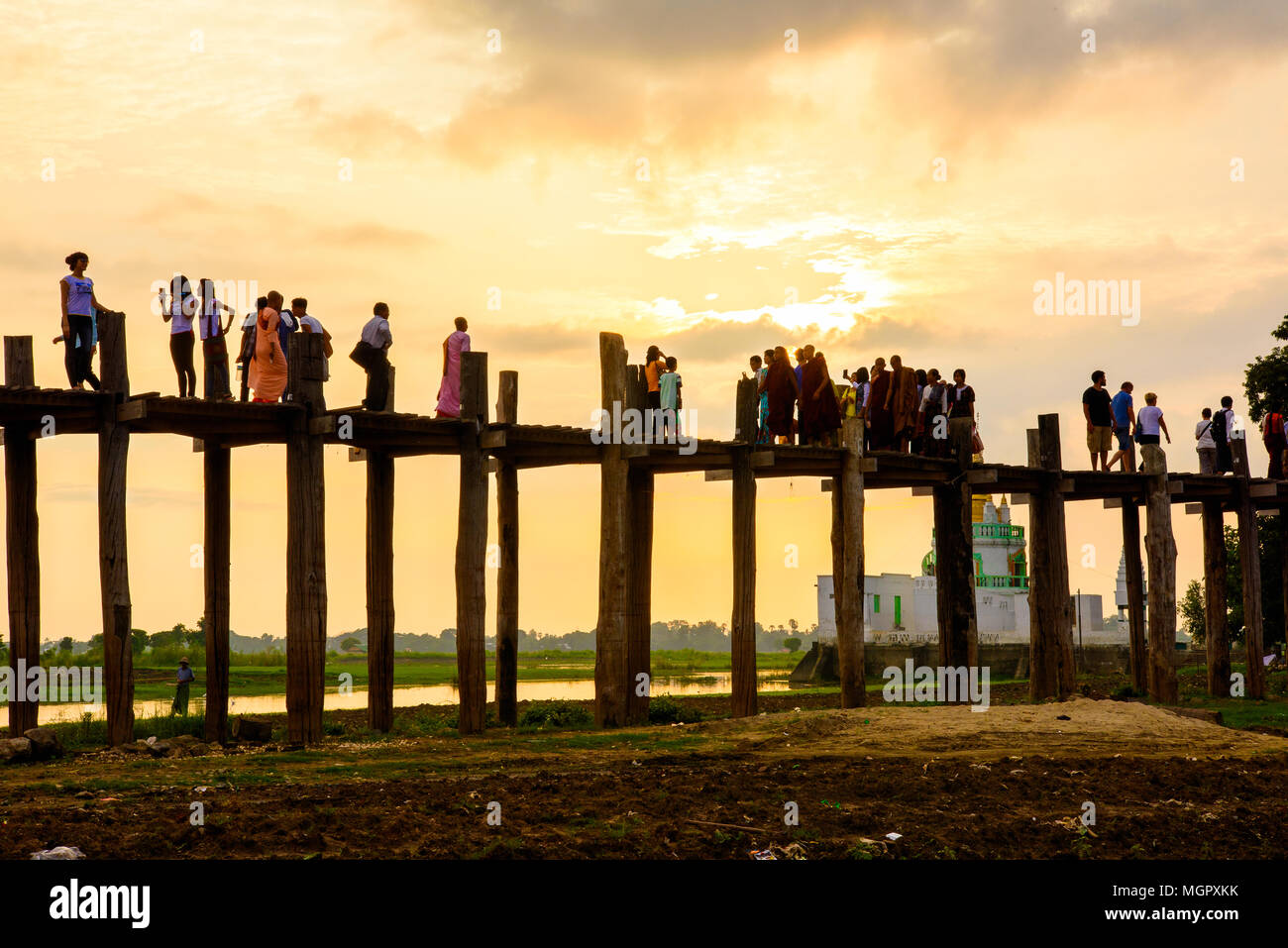 U Bein Bridge over the Taungthaman Lake, the oldest and longest ...
