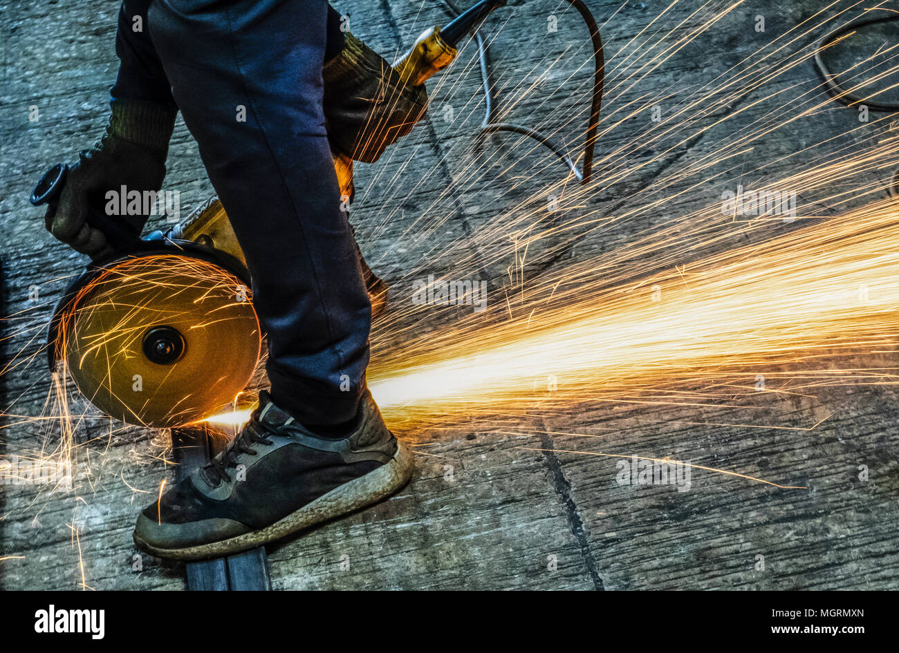 Man cuts metal angle hi-res stock photography and images - Alamy