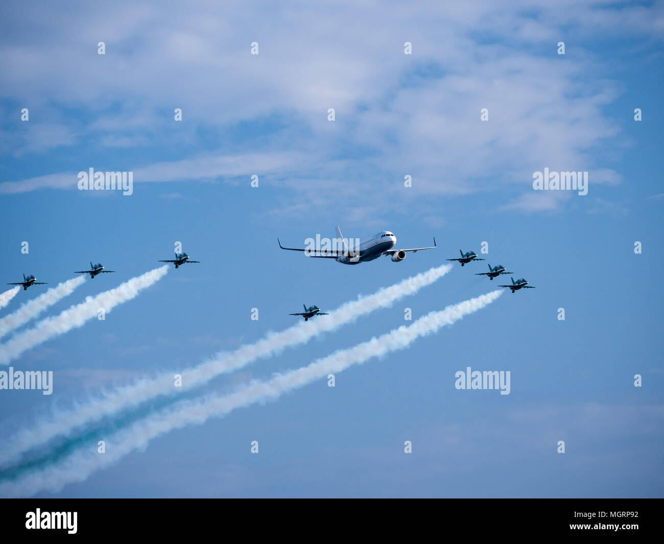 Loud airplanes hires stock photography and images Alamy