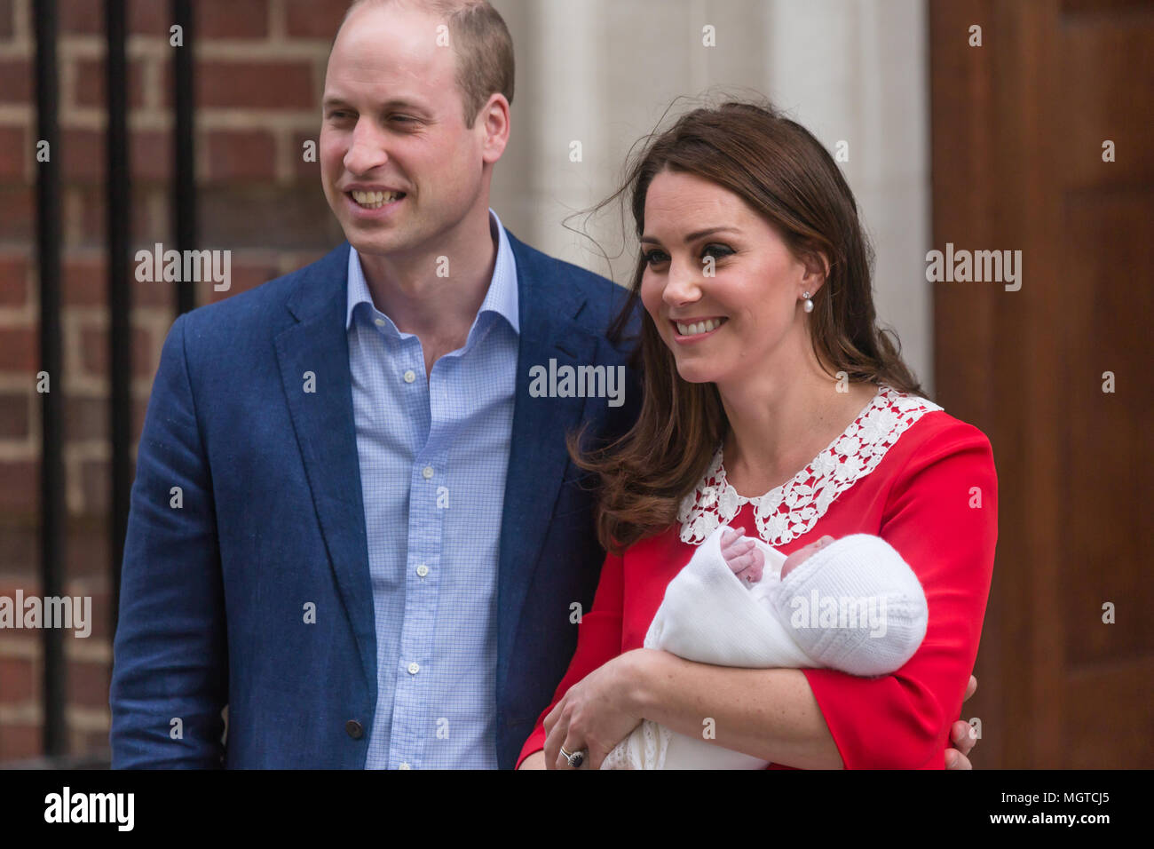 Hrh Prince William Duke Of Cambridge And Hrh The Duchess Of Cambridge Smile As They Leave The Lindo Wing With Their New Baby Boy Prince Louis Stock Photo Alamy