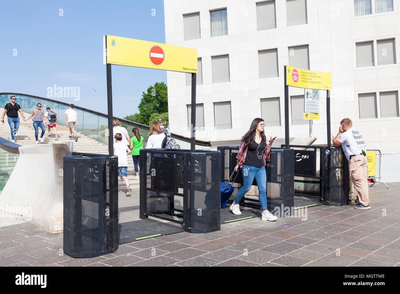 Venice Veneto, Italy. 29th April 2018. Trial run of access gates on Calatrava Bridge (Ponte della Costituzione) over the Grand Canal at Piazzale Roma to control the flow of incoming tourist traffic on the buses which is now redirected via Santa Croce to enter the city. Only Venetian residents are given access via the Calatrava Bridge. This is to reduce the continuous bottle necks  of tourists along Strada Nova and the route to Piazza San Marco The gates will be trialed until May 1st to assess their impact. Credit Mary Clarke/Alamy Live News Stock Photo