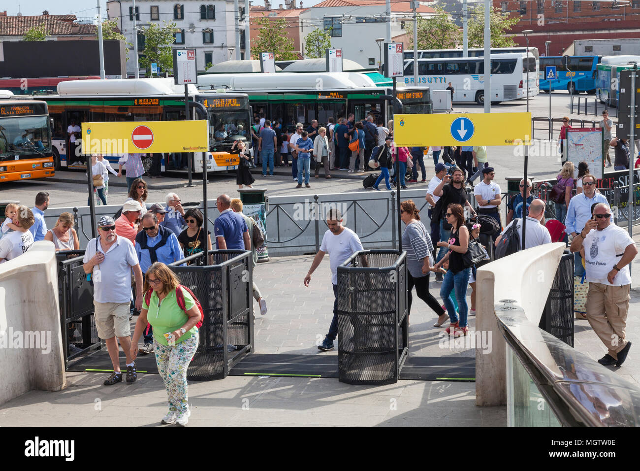 Venice Veneto, Italy. 29th April 2018. Trial run of access gates on Calatrava Bridge (Ponte della Costituzione) over the Grand Canal at Piazzale Roma to control the flow of incoming tourist traffic on the buses which is now redirected via Santa Croce to enter the city. Only Venetian residents are given access via the Calatrava Bridge. This is to reduce the continuous bottle necks  of tourists along Strada Nova and the route to Piazza San Marco The gates will be trialed until May 1st to assess their impact. Credit Mary Clarke/Alamy Live News Stock Photo