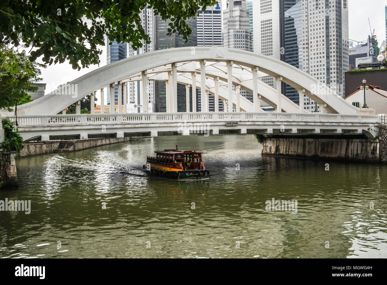 Elgin Bridge spanning the Singapore River, Singapore Stock Photo