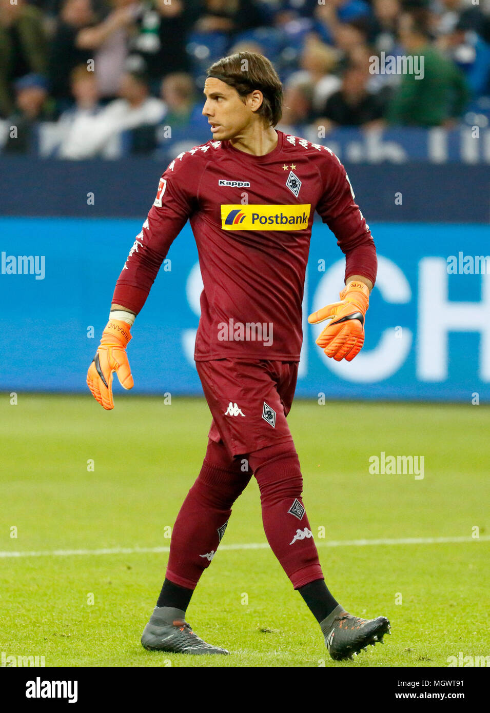 sports, football, Bundesliga, 2017/2018, FC Schalke 04 vs Borussia Moenchengladbach 1:1, Veltins Arena Gelsenkirchen, scene of the match, keeper Yann Sommer (MG), rejoicing at the 0:1 goal Stock Photo