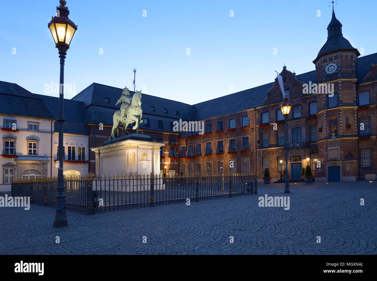 Monument to Johann Wilhelm II von der Pfalz and the Town Hall of Dusseldorf, North Rhine Westphalia, Germany. Monument erected in 1711, the base renew Stock Photo