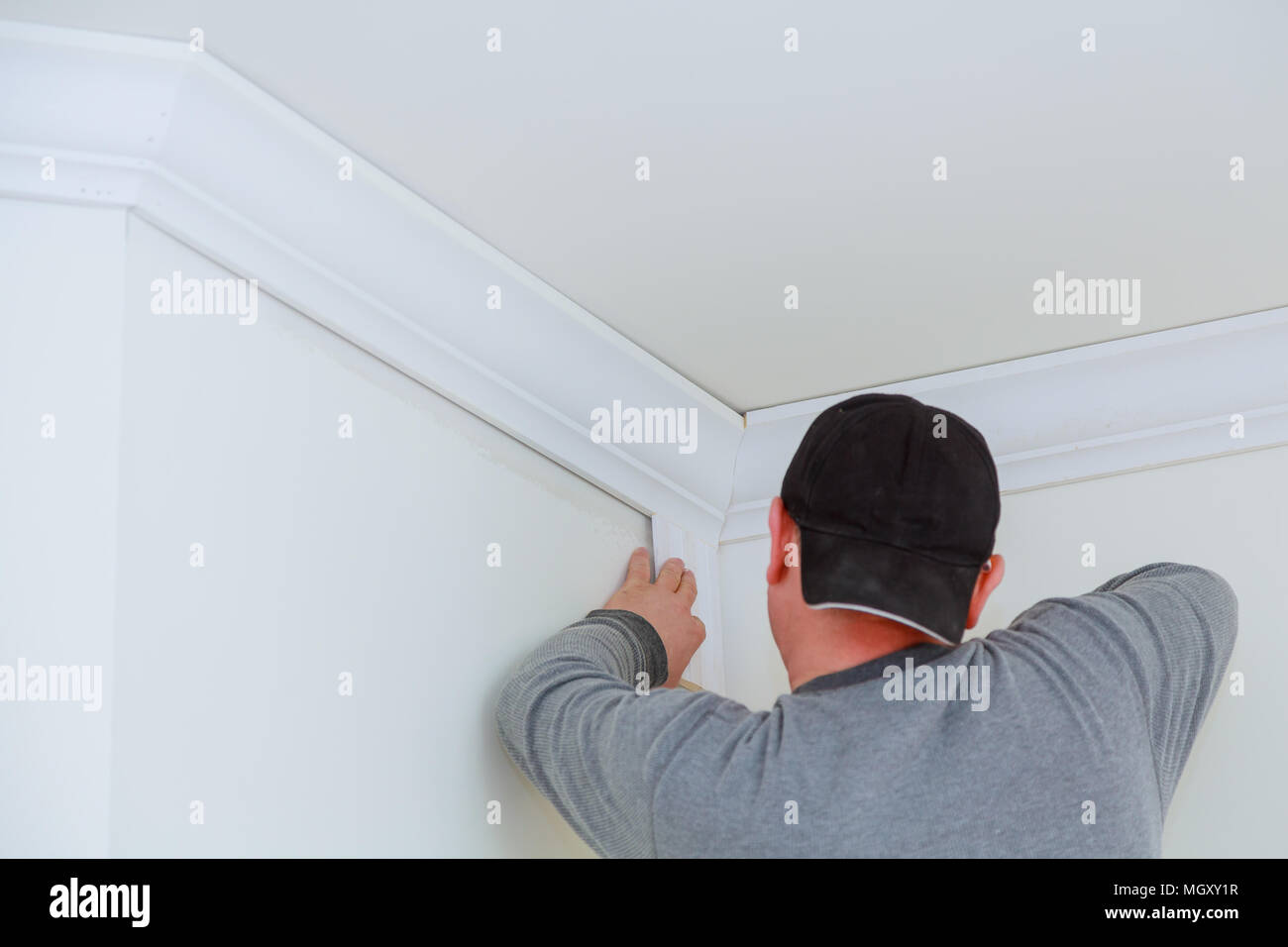 Installation of ceiling detail of corner crown molding Stock Photo Alamy