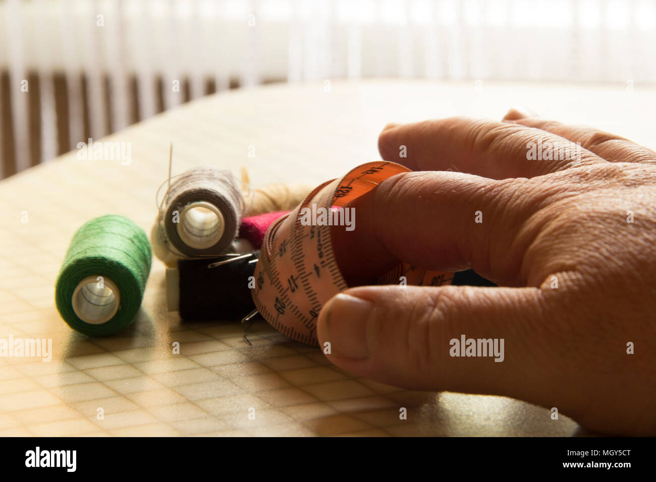 Scissor fingers hi-res stock photography and images - Alamy
