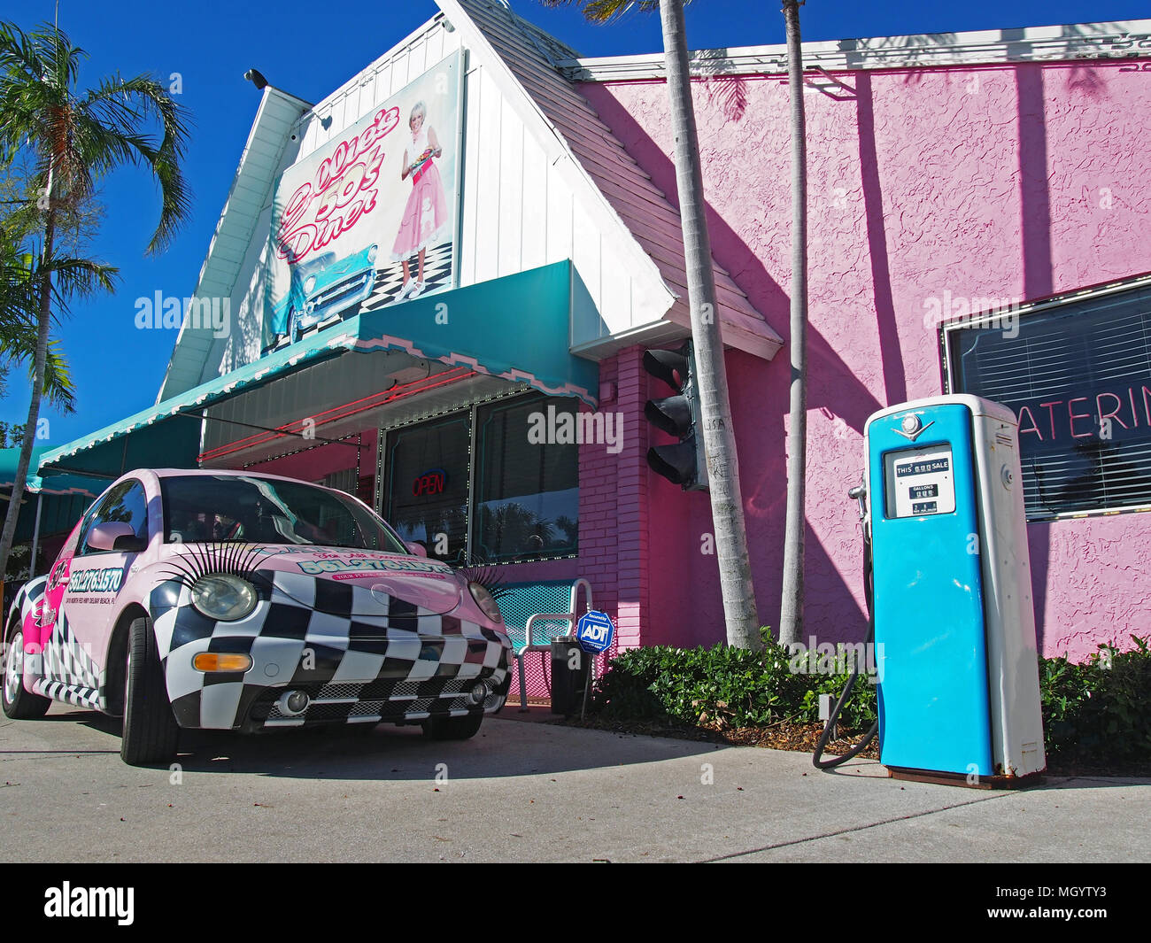 Facade and entrance to Ellie's 50's Diner in Delray Beach, Florida, USA 2017, © Katharine Andriotis Stock Photo