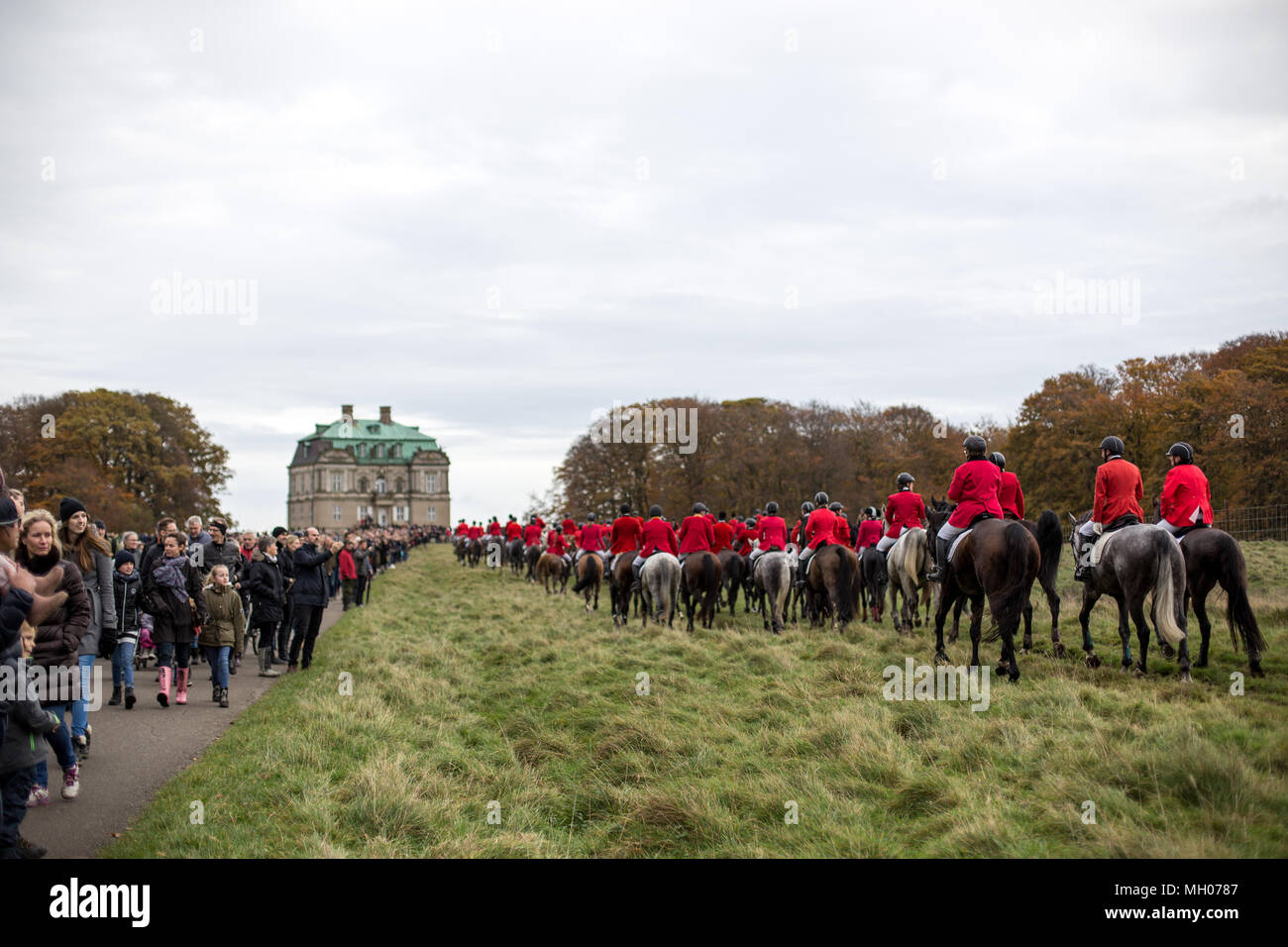 fremsætte sporadisk arbejde Copenhage, Denmark - November 05, 2017: Group of horse riders at the annual  Hubrertus fox hunt event Stock Photo - Alamy