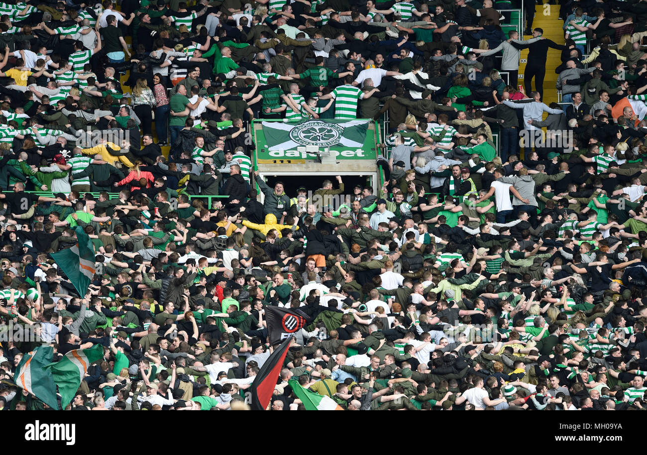 Celtic fans do the ' huddle' celebration during the Ladbrokes Scottish Premiership match at Celtic Park, Glasgow. PRESS ASSOCIATION Photo. Picture date: Sunday April 29, 2018. See PA story SOCCER Celtic. Photo credit should read: Ian Rutherford/PA Wire. RESTRICTIONS: Stock Photo