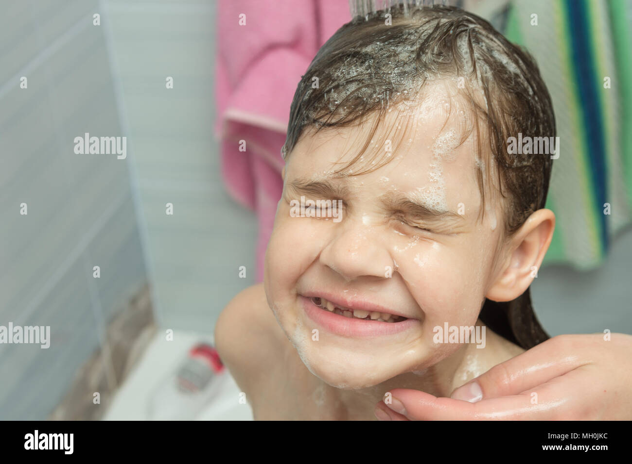 The girl does not like that my mother washes her face in the shower