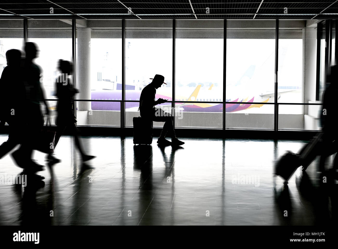 Airport terminal silhouette hi-res stock photography and images - Alamy