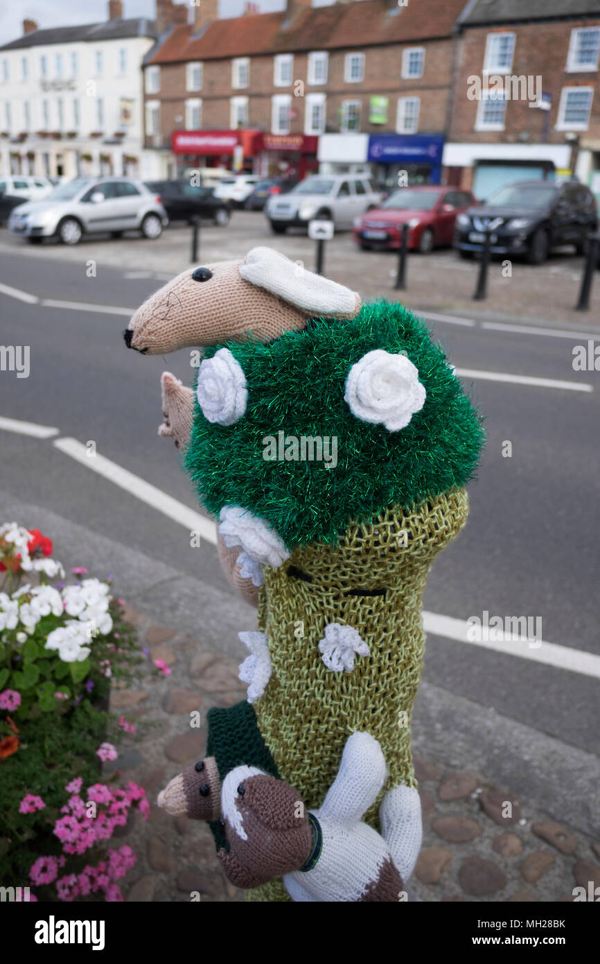 Yarn Bombers in Thirsk for Yorkshire Day Stock Photo Alamy
