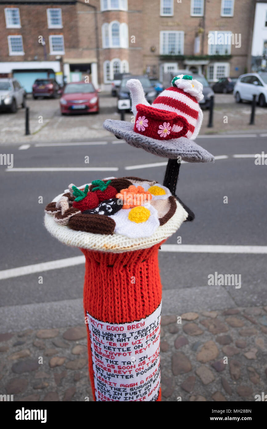 Yarn Bombers in Thirsk for Yorkshire Day Stock Photo Alamy