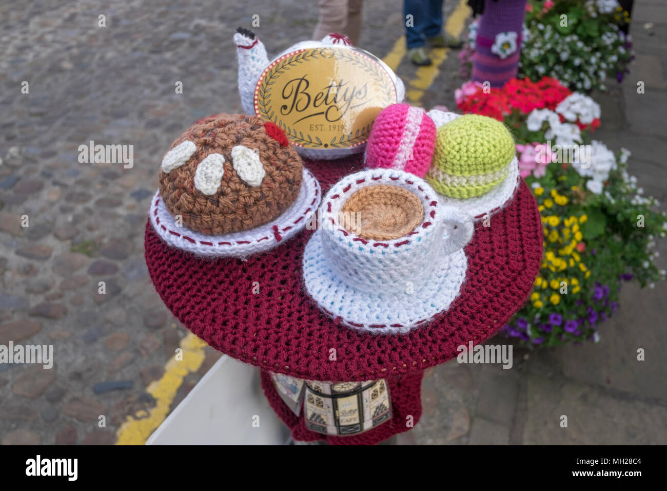 Yarn Bombers in Thirsk for Yorkshire Day Stock Photo Alamy