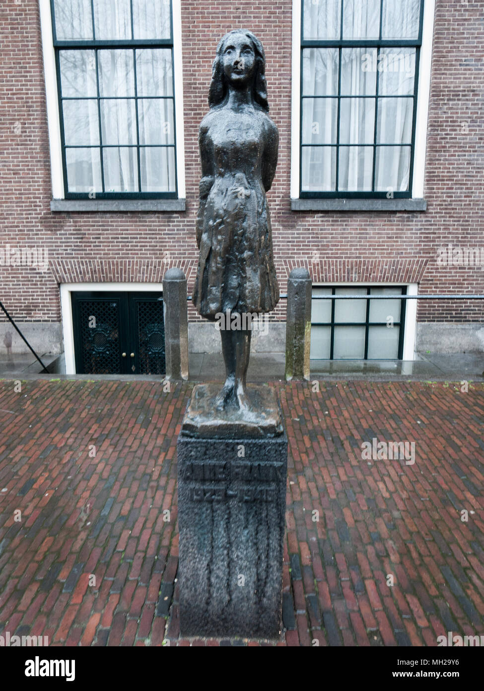 Statue of Anne Frank, Anne Frank House, Prinsengracht, Amsterdam, Netherlands Stock Photo
