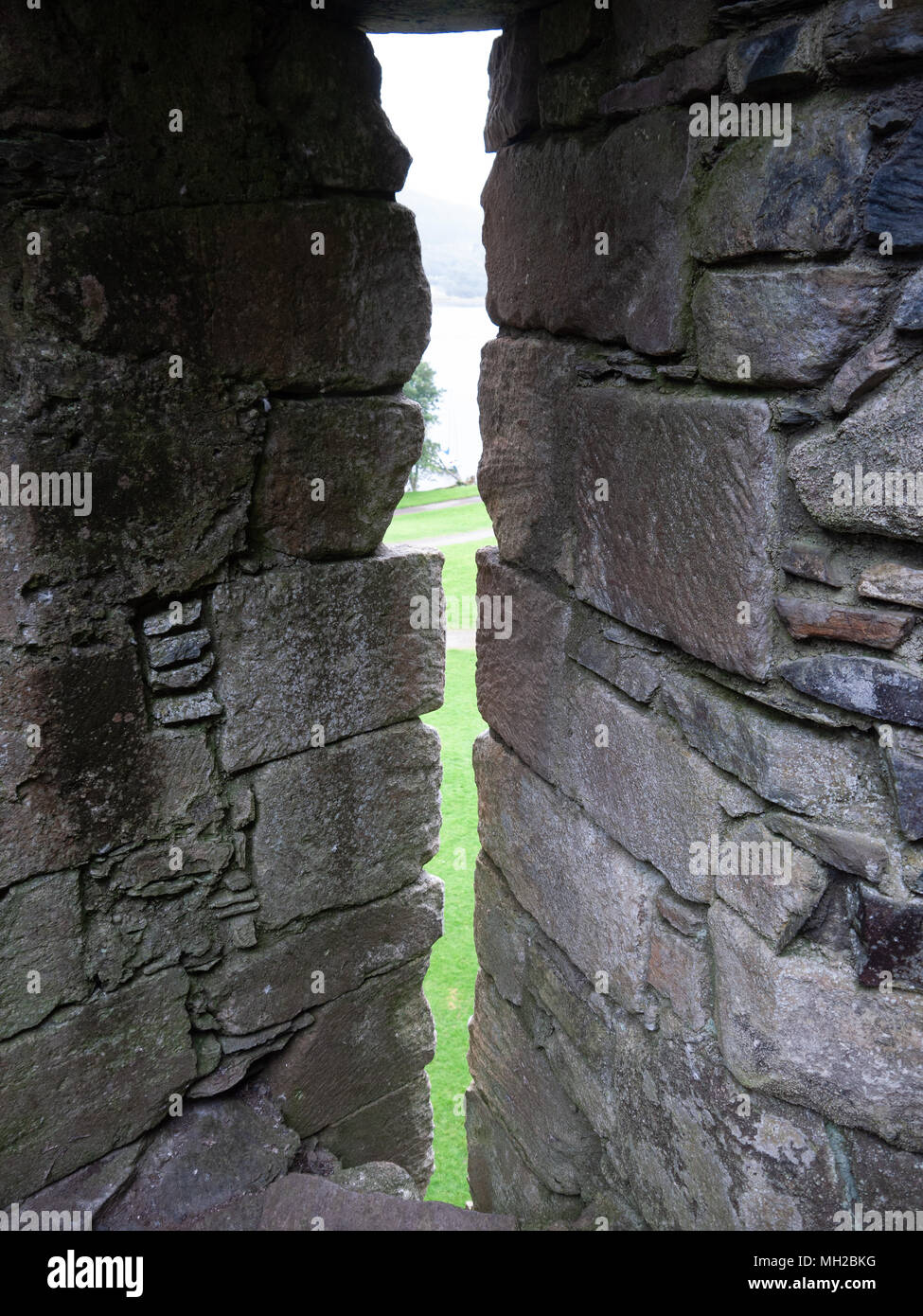 Arrpw slit in the wall of Dunstaffnage castle, Oban, Argyll and Bute, Scotland, UK Stock Photo