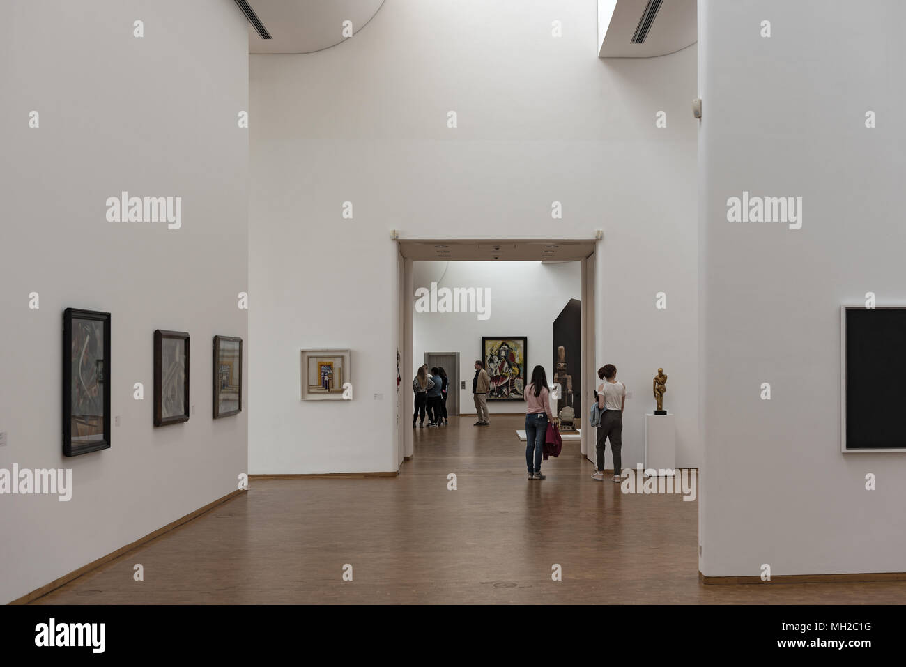 Visitors in the exhibition rooms of the museum ludwig, cologne, germany Stock Photo