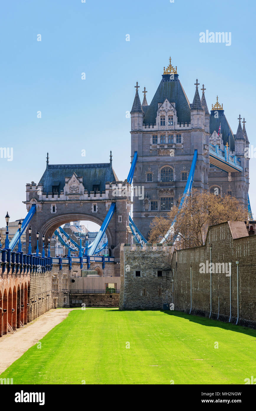 View of the famous Tower Bridge and Tower of London Stock Photo - Alamy