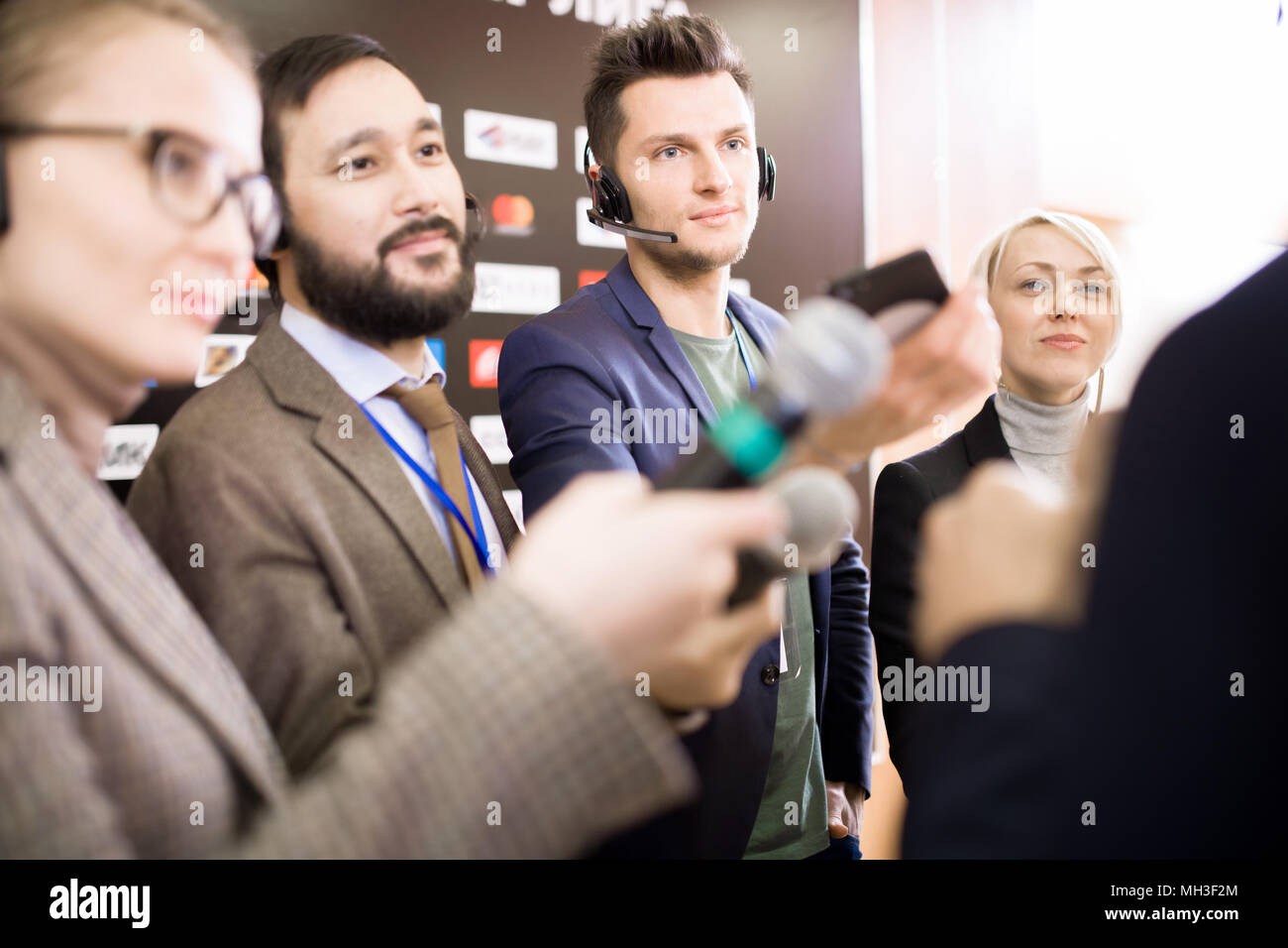 Reporters microphones hi-res stock photography and images - Alamy