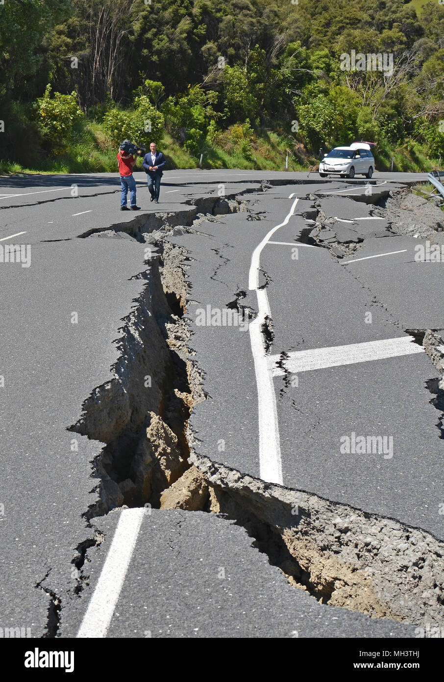 Earthquake crack road hi-res stock photography and images - Alamy