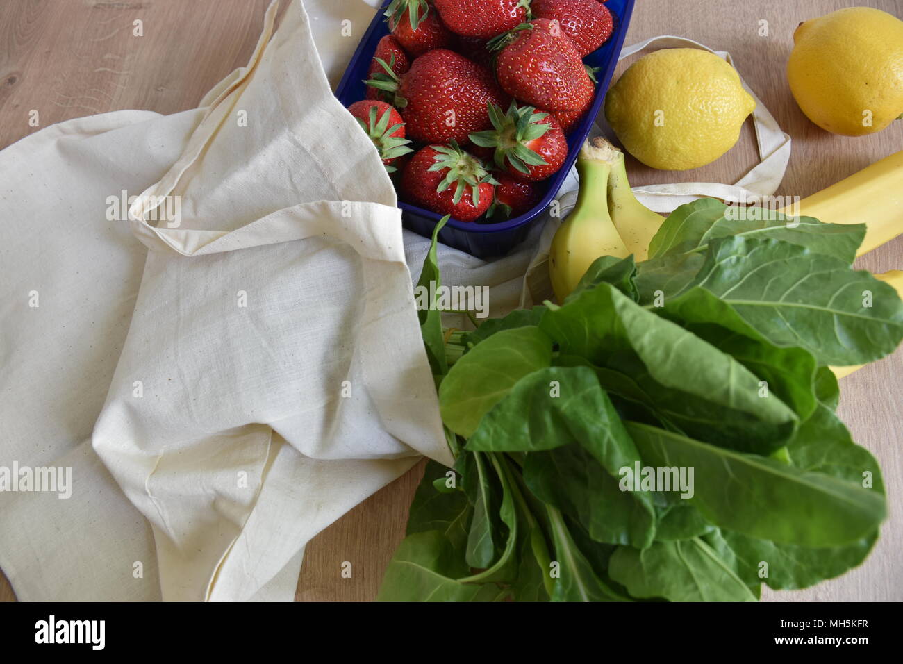 Food in reusable bag Stock Photo - Alamy