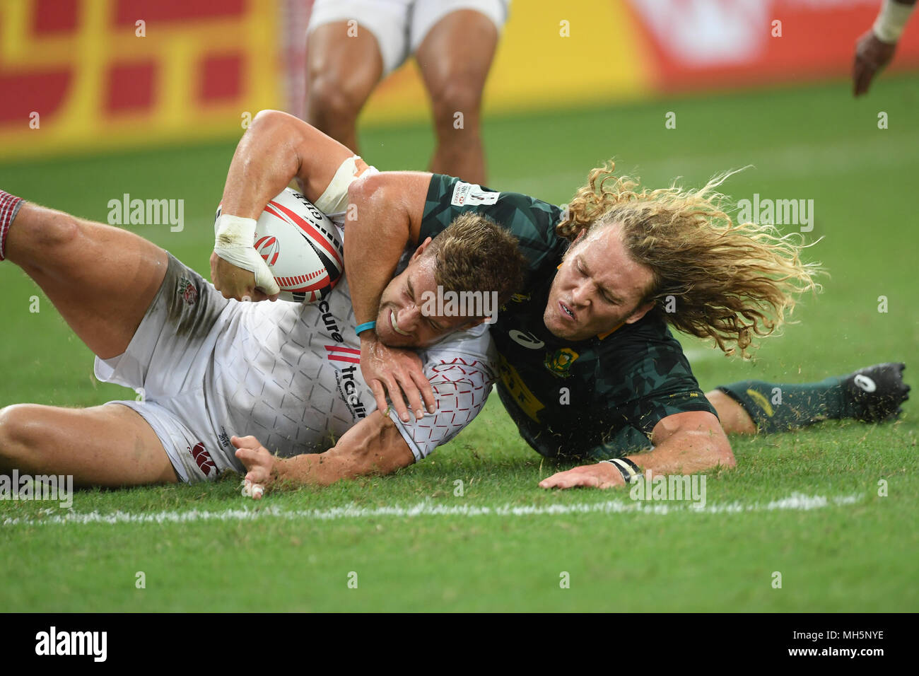 L-R) Tom Mitchell (ENG) and Werner Kok (RSA), APR 29, 2018 - in action during Bronze match HSBC Singapore Rugby 7s 2018 Credit Haruhiko Otsuka/AFLO/Alamy Live News Stock Photo