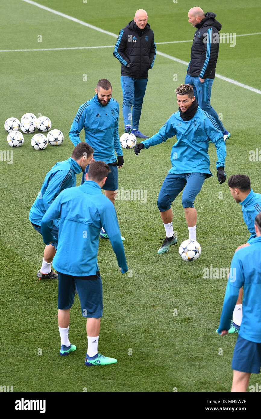 30 April 2018, Spain, Madrid, Soccer, Champions League, before the match Real Madrid vs Bayern Munich in the semifinal, final training session: Cristiano Ronaldo (R) plays the ball to Karim Benzema (C Left). Trainer Zinédine Zidane (Upper Rigth) and Co-Trainer David Bettoni (Upper Left) converse. Photo: Andreas Gebert/dpa Stock Photo