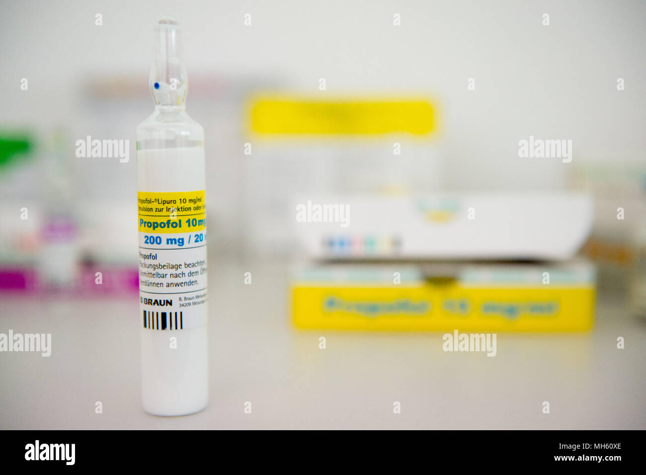 30 April 2018, Germany, Berlin: A Propofol ampoule of the B. Braun  Melsungen AG Pharma Division. Photo: Lisa Ducret/dpa Stock Photo - Alamy