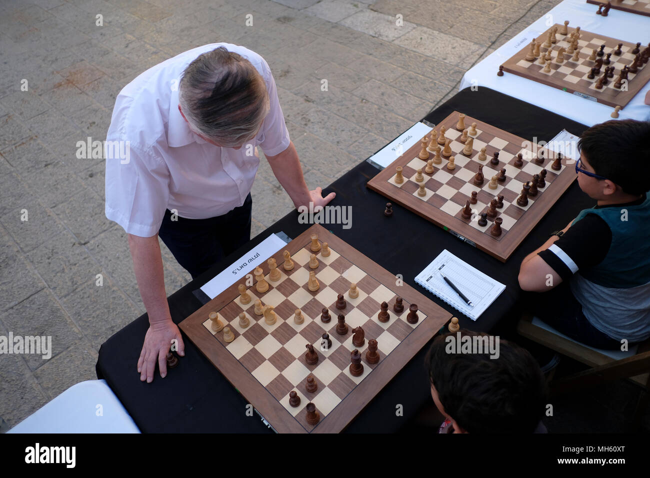 World champion Anatoly Karpov during simultaneous exhibition against young  chess players Stock Photo - Alamy