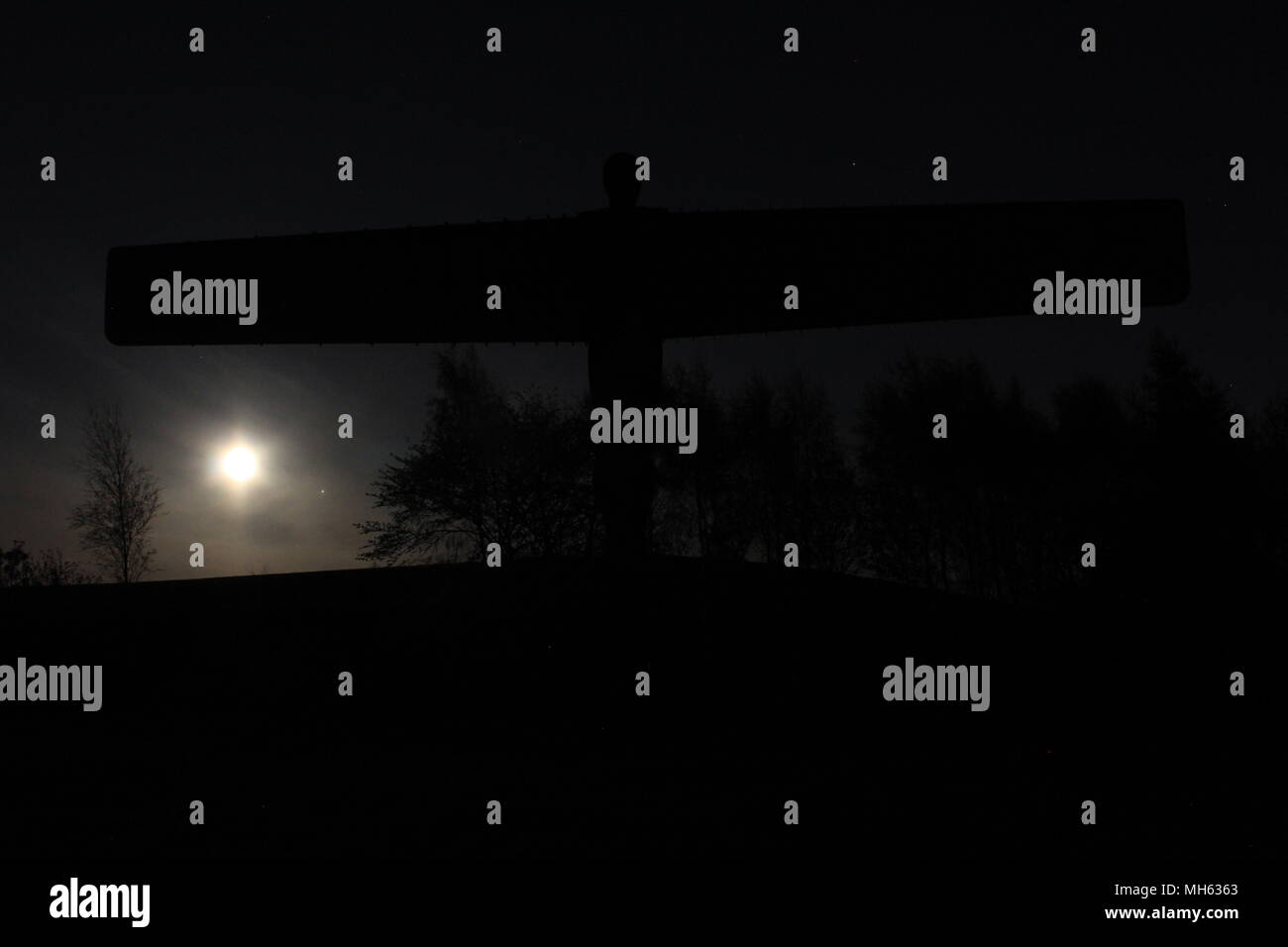 Gateshead, UK. 30th April 2018. Angel of the North in Gateshead with Jupiter And The Full Moon Conjunction. April 30, 2018. David Whinham/Alamy Live News Stock Photo