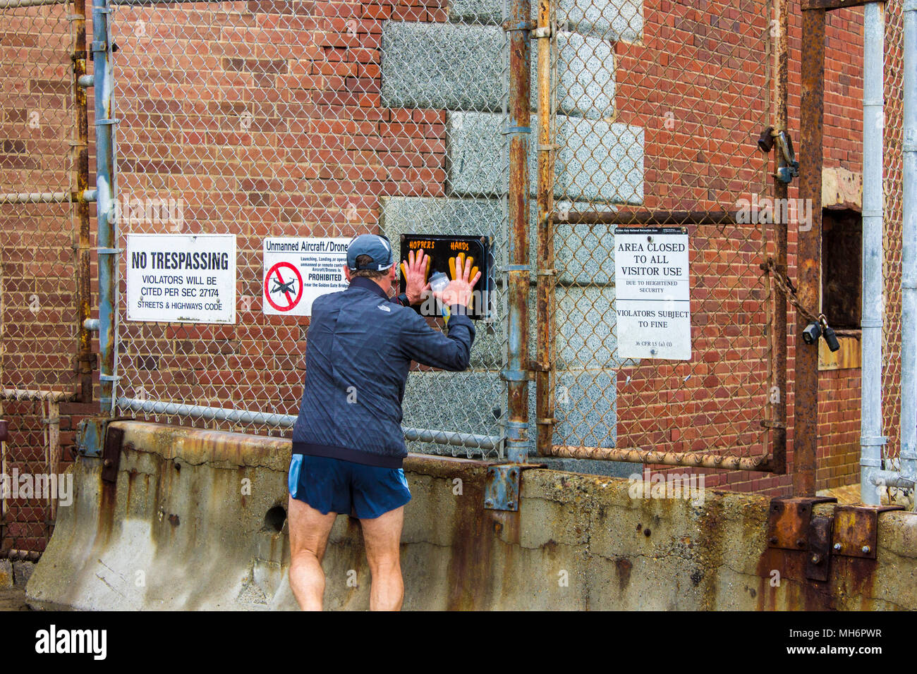 Male runner doing a highfive with the Hopper's Hands sign in Fort