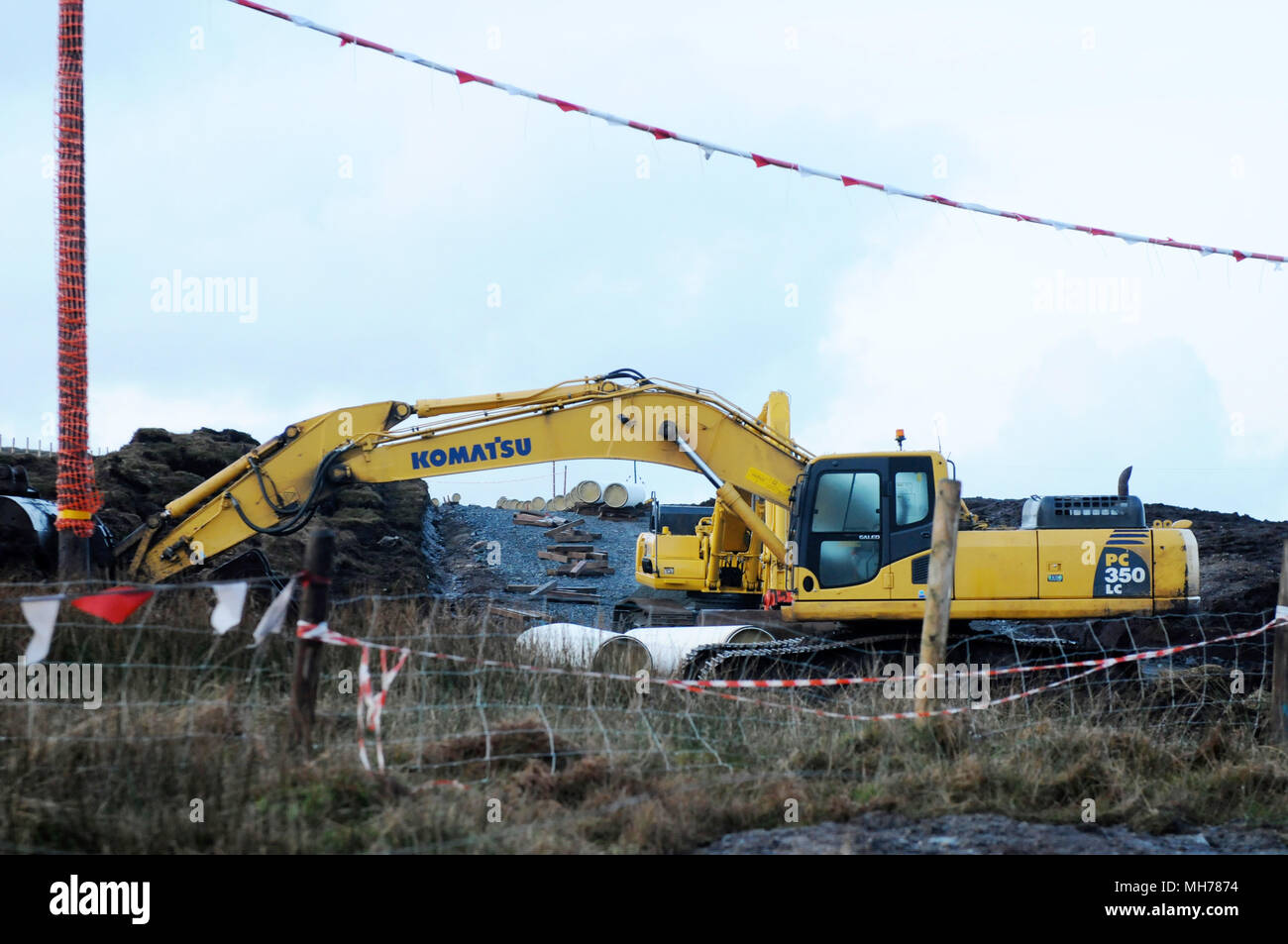 Construction the Total glass plant in Shetland. Laying the pipeline out to the Laggan Tormore gas field Stock Photo