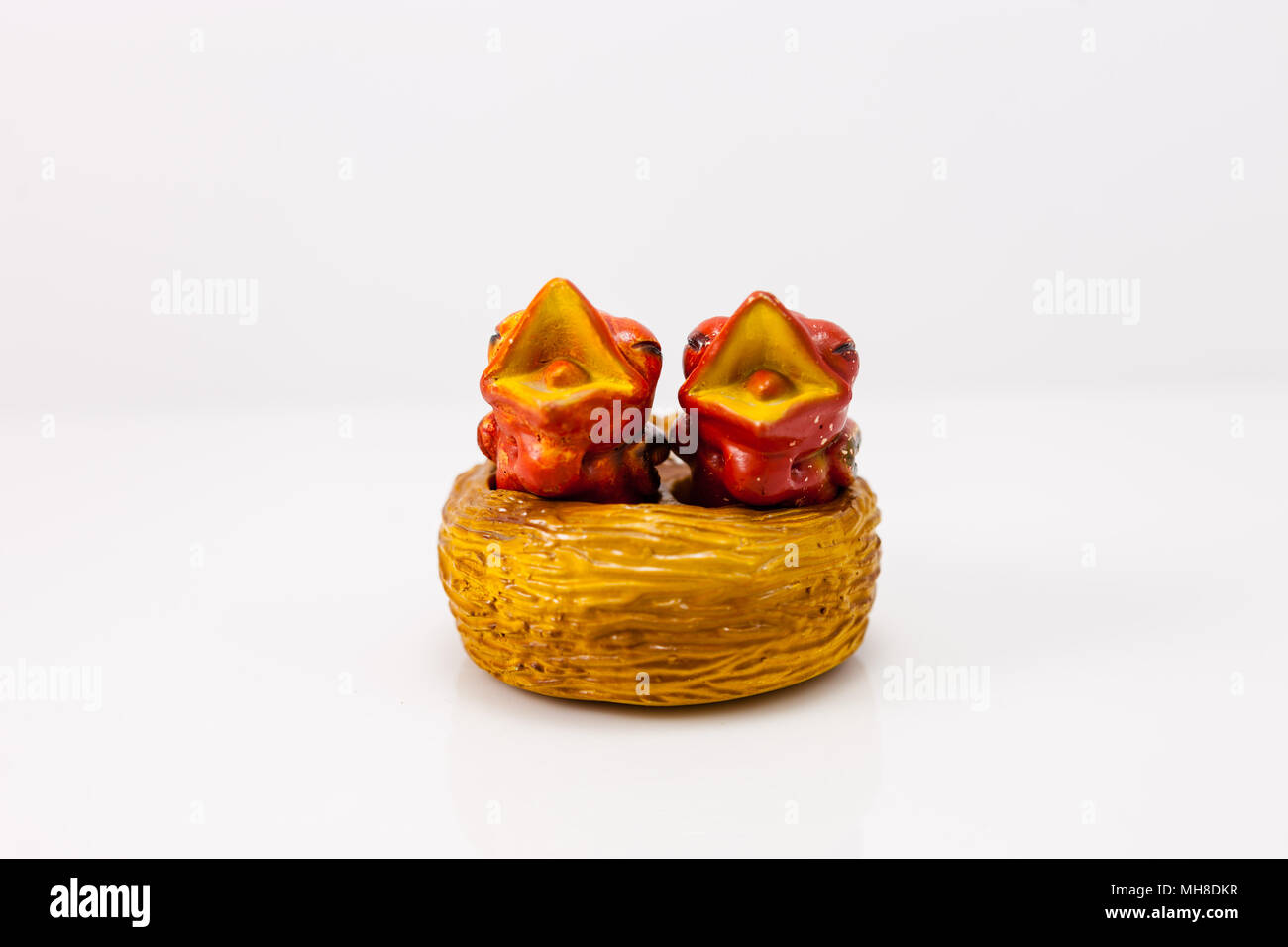 baby birds in a nest salt and pepper shaker set Stock Photo Alamy
