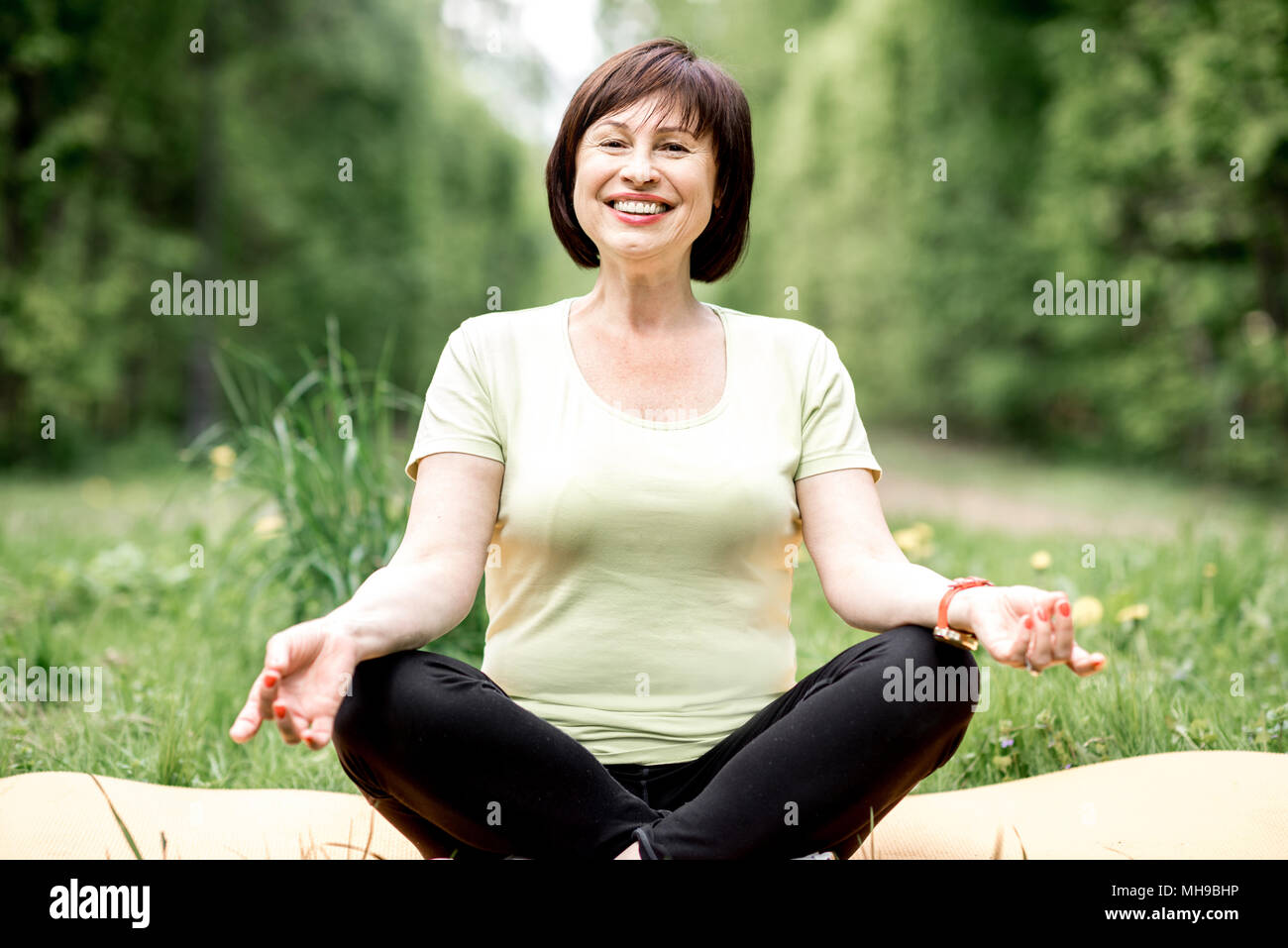 Yoga older woman hi-res stock photography and images - Alamy