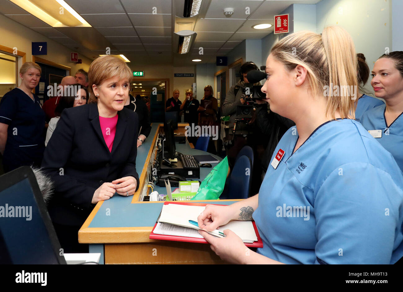 First Minister Nicola Sturgeon meets clinicians, during a visit to the Edinburgh Royal Infirmary, as she marks the minimum unit pricing for alcohol coming into force and meet patients with chronic liver problems and specialist clinicians. Stock Photo