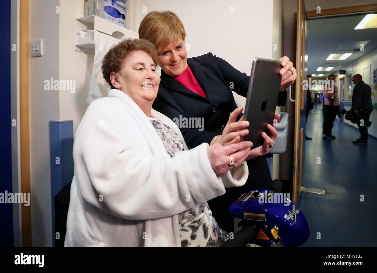 Embargoed to 0001 Tuesday May 01 First Minister Nicola Sturgeon meets patient Patricia Pearson, from Dunfermline, during a visit to the Edinburgh Royal Infirmary, as she marks the minimum unit pricing for alcohol coming into force and meet patients with chronic liver problems and specialist clinicians. Stock Photo