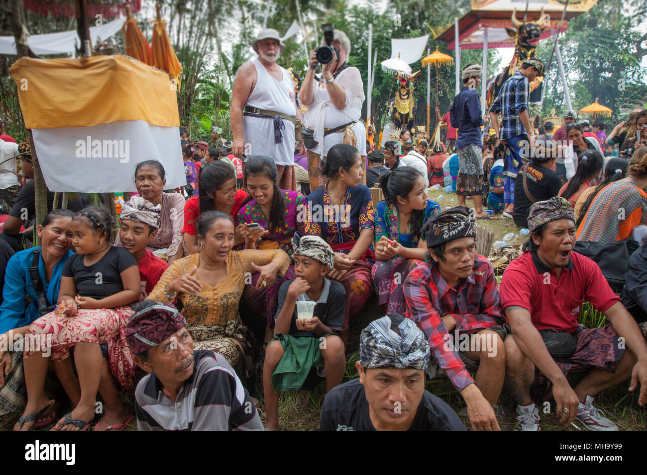People gather for mass funeral at Penestenan village cremation ground, Bali Stock Photo
