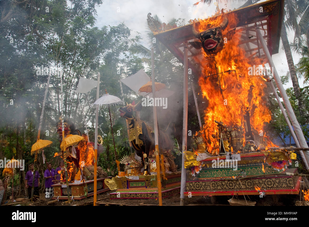 People gather for mass funeral at Penestenan village cremation ground, Bali Stock Photo
