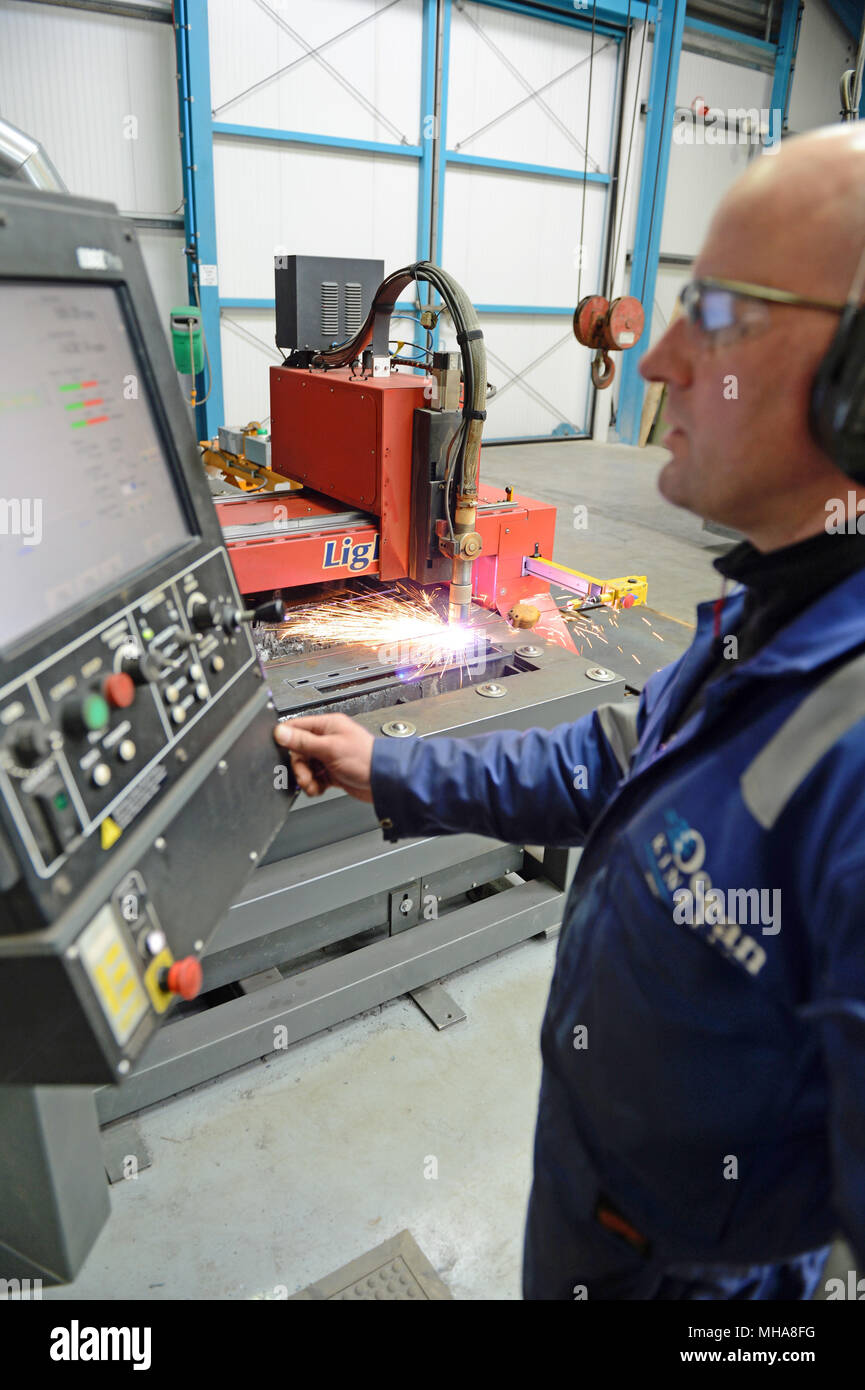 Plasma cutting hires stock photography and images Alamy