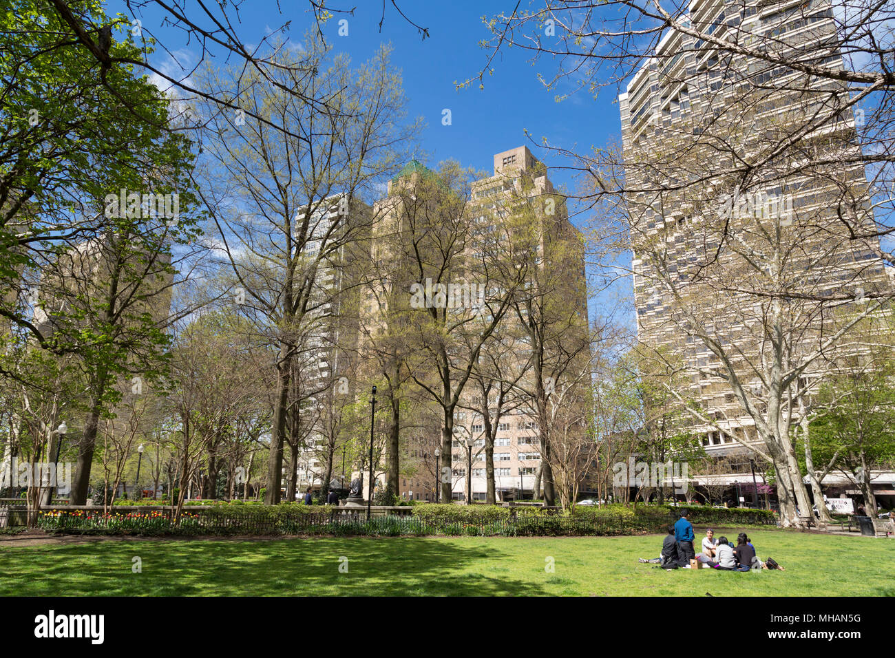 Group of friends with apartments, Rittenhouse Square, a garden and park downtown Philadelphia in Spring , Philadelphia, Pennsylvania, USA Stock Photo
