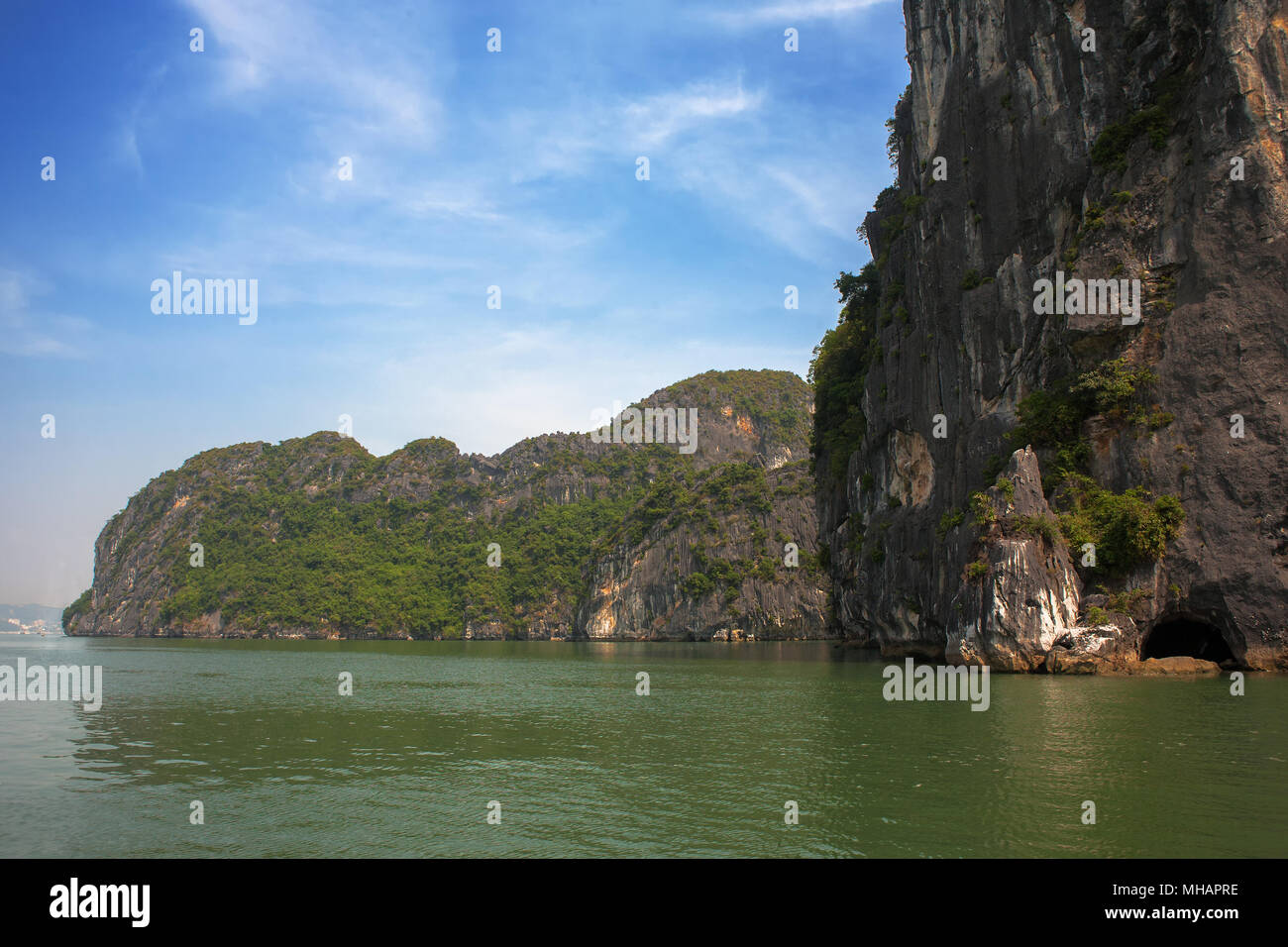 Đảo Đầu Gỗ, one of the many hundreds of islands in Ha Long Bay, Quảng Ninh Province, Viet Nam Stock Photo